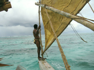 Navegación a bordo de un te puke tradicional.